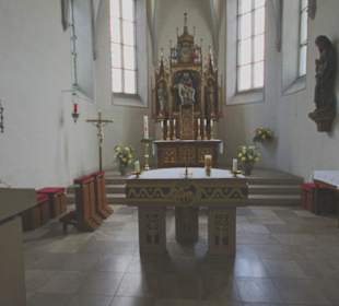 Der Chorraum mit Altar