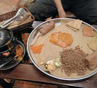 Kfto und Bozena Shiro mit Injera