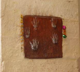 Die Händeabdrücke der verbrannten Herrscher-Witwen