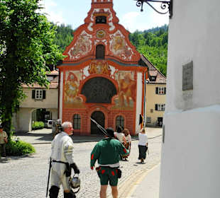 Teilnehmer Historienzug vor der Kirche