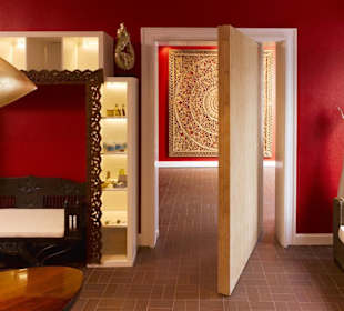 Eine Bambus-Schwingtür führt zur Fußmassage