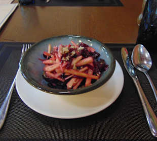 Rote Beete Salat mit Apfel und Rosinen.