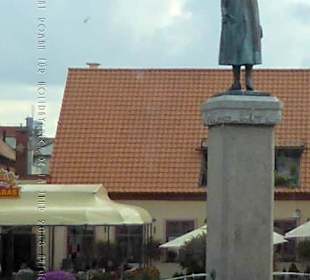 Das Denkmal aus dem Reisebus fotografiert