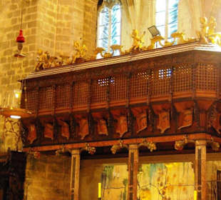 Seitlich am Hauptaltar