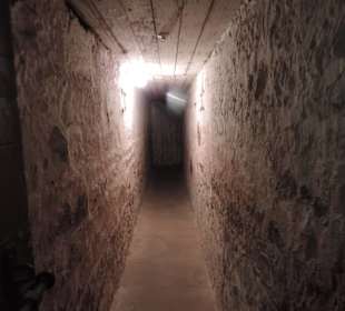 Kellergang von den Zellen ins Gericht