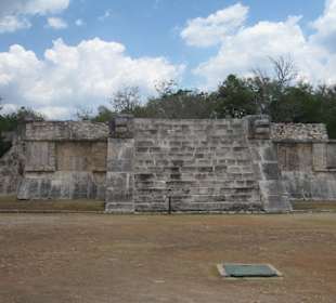 Frontansicht Palast mit Schlangenköpfen
