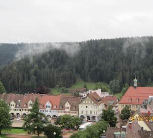Morgens vom Rathausturm auf den unteren Marktplatz