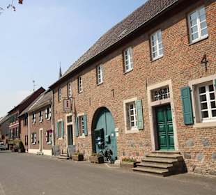 Straßen und Gebäude in Zons