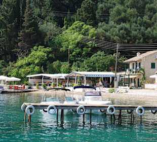 Bootanleger und Taverne in der Agni Bucht