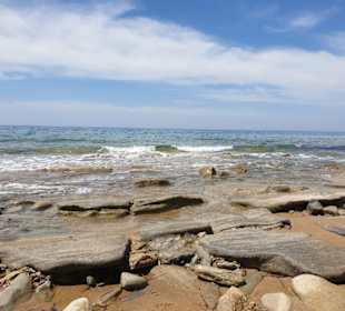 Strand mit Felsen und Sand