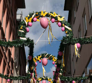 Die geschmückte Schusterstraße im März 2026