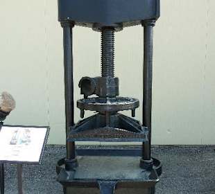 Historische Teile vor der Fabrik