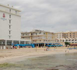 Strand und Blick auf Hotel Miramar