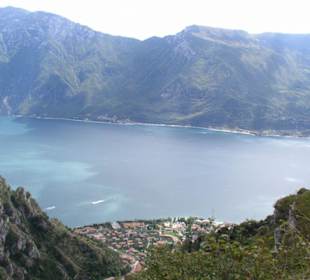 Blick nach Limone im Vordergrund