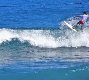 Surfer vor der Plage des Roches Noires