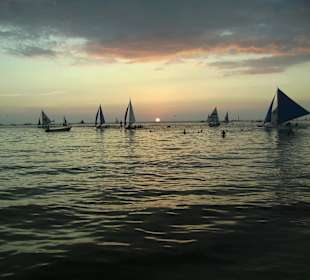 Boote am Boaracay Strand im Gegenlicht