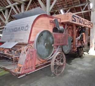 Riesige Dreschmaschine im Museum
