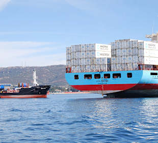Tankschiff trifft ein