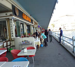 Lokale auf der Brücke