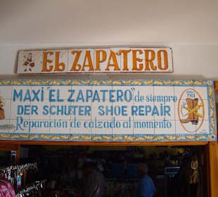 Das Hinweisschild über dem Eingang zum Geschäft!