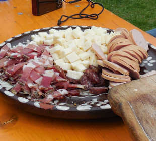 Jause auf der Seiser Alm