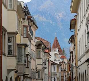 Gasse mit Laubengängen