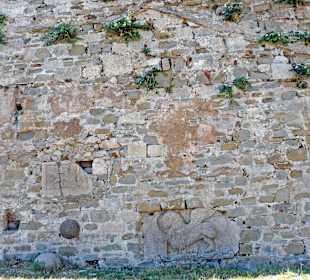 Venezianischer Löwe und Kanonenkugel in der Mauer