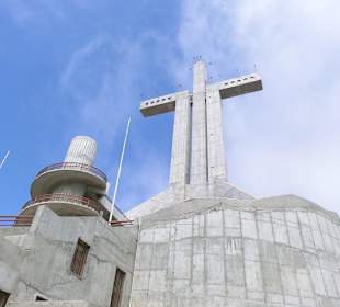 Kreuz über der Stadt