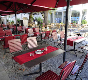 Außenplätze im Gastgarten der Trattoria La Stella