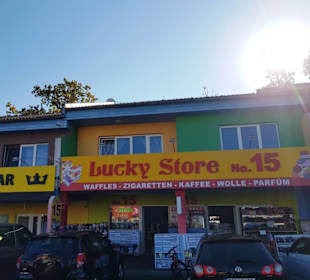 Die festen Unterkünfte und Geschäfte