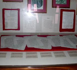 Alte Schriftstücke und Seekarten