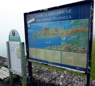 Hinweistafeln an einem Aussichtshaltepunkt.