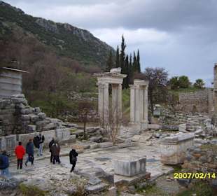 Neben der Bibliothek!