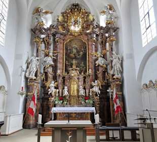 Der Hauptaltar der Pfarrkirche Mariä Geburt