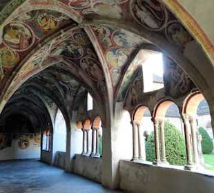 Kreuzgang mit Gewölbe 