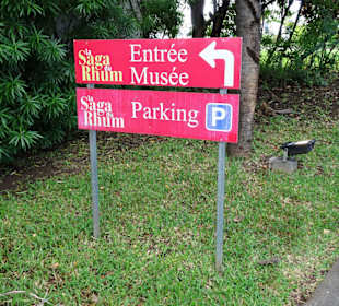 Wegweiser zum Museum und Parkplatz