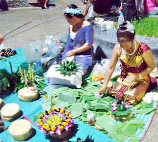 Bei der Herstellung von Krathongs vor Ort