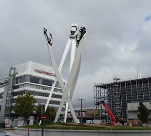 Porscheskulptur im Oktober