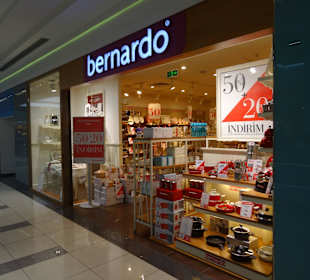 Viele Geschäfte auf den Etagen