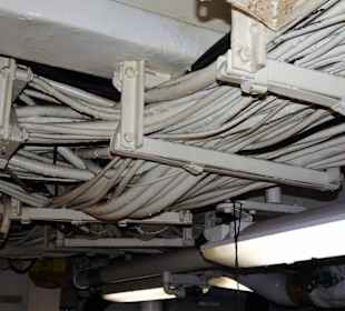 Kabelstränge unter der Decke