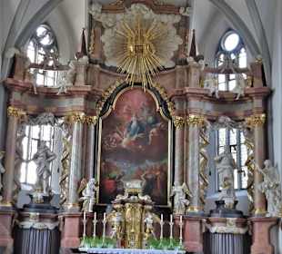 Blick auf den Hauptaltar der Pfarrkirche