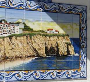 Weg zur Kirche: Wandfliese mit Kirche in Carvoeiro