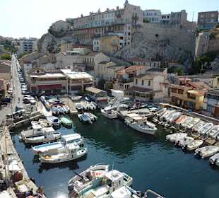 Blick vom Denkmal auf den Hafen