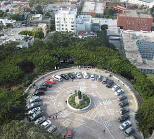 Blick von oben auf den Parkplatz