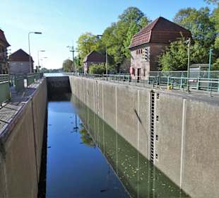 Blick in das Becken der Schachtschleuse