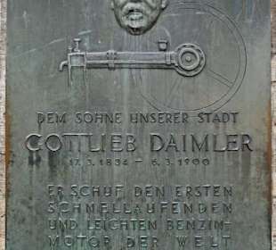 Daimler Denkmal hinter dem Rathaus