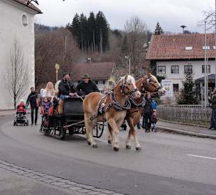 Der Heilige Nikolaus fährt in der Kutsche vor