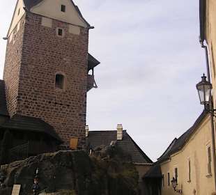 Der Bergfried vom Burghof gesehen