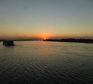 Nilfahrt von Luxor nach Assuan Sonnenuntergang 