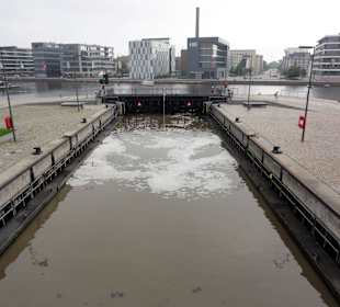 Blick über die Schleusenkammer